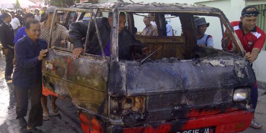 Mobil terbakar, uang jutaan rupiah raib
