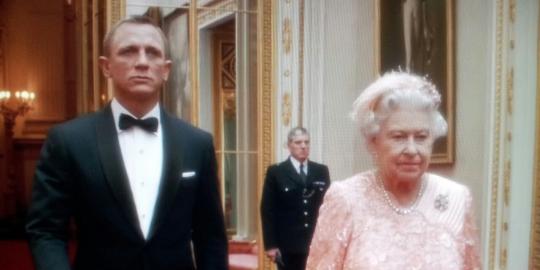 Video Ratu Elizabeth II terjun bersama James Bond populer