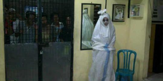 Fredo si pocong palsu dijemput orangtua di kantor polisi