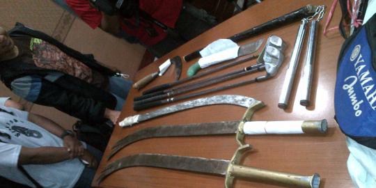 Sebelum sweeping, anggota MPR buat 4 bilah pedang