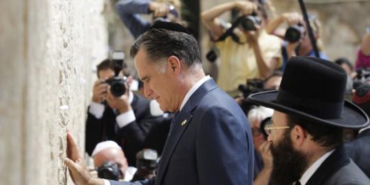 Tiru Obama, Romney berdoa di Tembok Ratapan