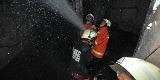 Rumah dua tingkat terbakar di Duren Sawit