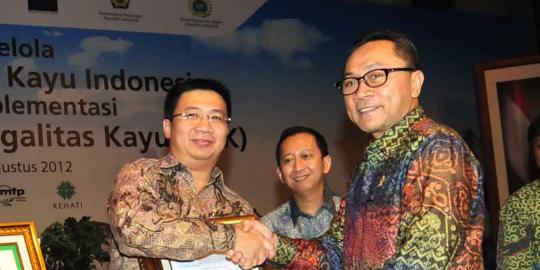 Menhut serahkan sertifikat legalitas kayu