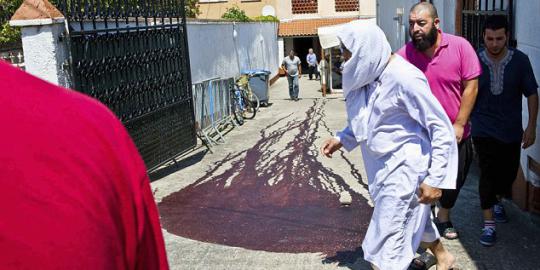 Kepala babi ditancapkan di gerbang masjid Prancis