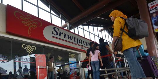 Di bandara, agen travel merangkap calo tiket 