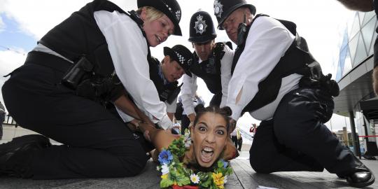 Aktivis Femen demo bugil di Olimpiade 2012