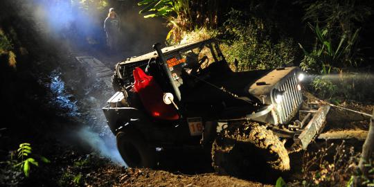 Melintasi medan berat Sahur Offroad