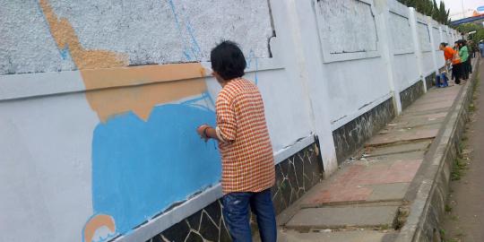 Puluhan \'Preman\' corat-coret tembok Stasiun Bandung