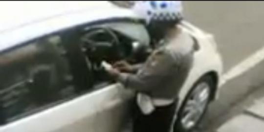 Bandung dihebohkan video Polantas terima uang damai