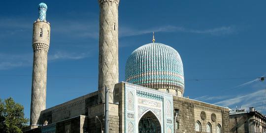 Masjid Biru Soekarno dikelilingi simbol komunis