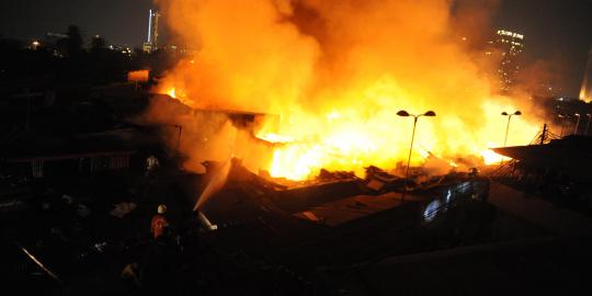 Gara-gara cas HP, 405 rumah di Karet ludes terbakar