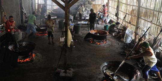 Pembuat dodol khas Betawi