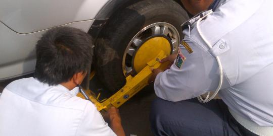 Truk yang parkir liar di Tambora ditertibkan