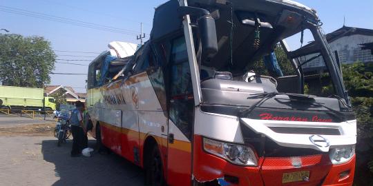 Kronologi bus Harapan Jaya yang terbalik di Sidoarjo 