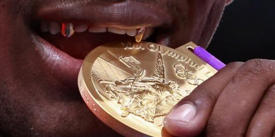 Tradisi menggigit medali di Olimpiade