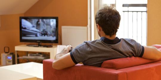 Nonton TV berjam-jam sebabkan 6 penyakit berbahaya