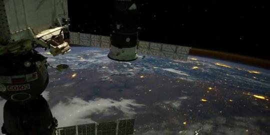 Pemandangan bumi dari stasiun luar angkasa