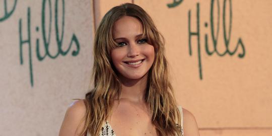 Jennifer Lawrence tampil seksi di Beverly Hills 