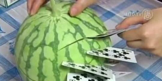 Video unik pria China bisa potong semangka dengan kartu remi 
