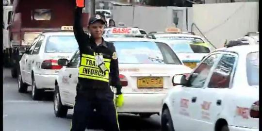 Polisi mengatur lalu lintas sambil menari