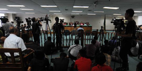 Dituntut 6,5 tahun, penyunat dana bansos menangis