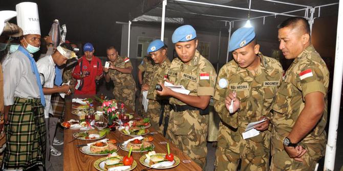 Prajurit TNI lomba masak nasi goreng di Lebanon merdeka com