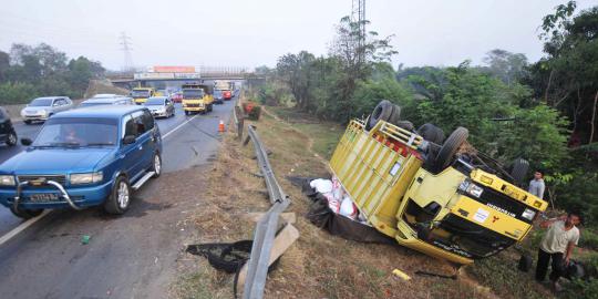 Truk bermuatan pakan ternak terguling di tol Cikampek