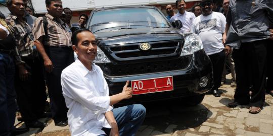 Kirab mobil Esemka, Jokowi duduk di atas kap