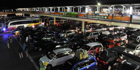 Malam ini, arus mudik di Pelabuhan Merak mulai padat