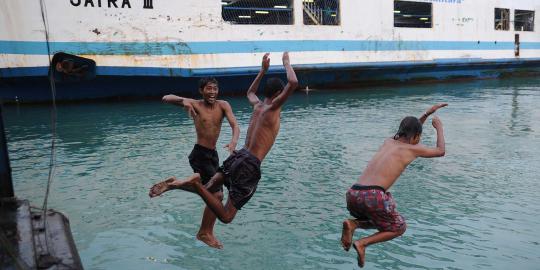 Anak koin hibur pemudik di Pelabuhan Merak