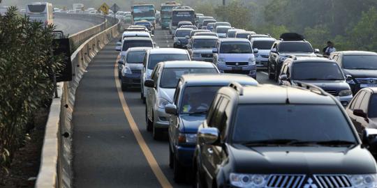 Volume kendaraan meningkat, Tol Cikampek macet puluhan Km