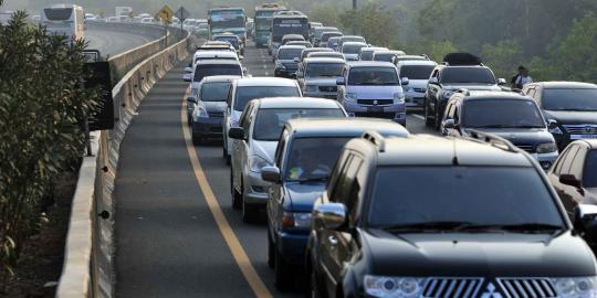 Ribuan mobil tumplak di Tol Cikampek, macet sejak Jatibening