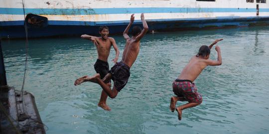 Kisah bocah pemburu koin di Pelabuhan Merak