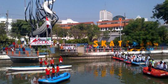 Pencinta alam Surabaya gelar upacara HUT RI di atas sungai
