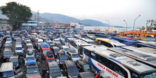 Jalan ke Pelabuhan Gilimanuk macet 10 kilometer
