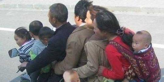 Di China, 8 orang bisa naik motor bersamaan