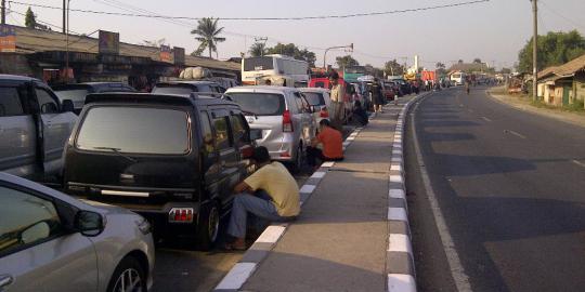 Pantura selepas Cikampek macet total, mobil sejam tak bergerak