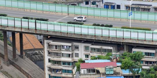 Rumah susun di China dibangun persis di bawah jalan layang