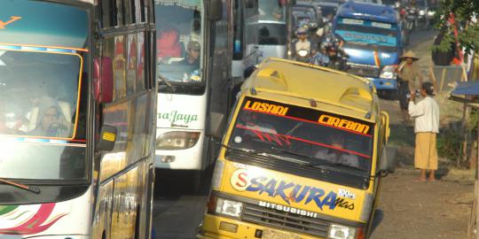 Gila jalur Pantura, pemudik turun dari kendaraan