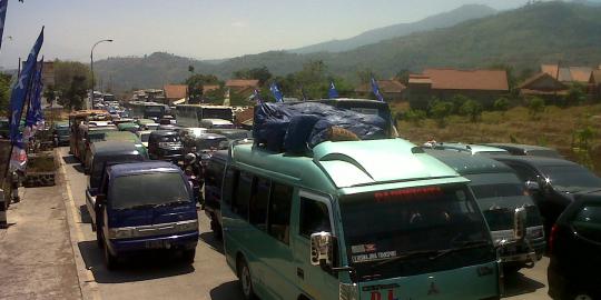 Hingga sore, jalur Cileunyi-Nagreg masih macet