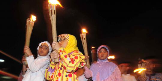 Pawai obor dan kembang api hiasi malam takbiran