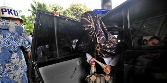 Neneng salat Ied tanpa baju tahanan KPK