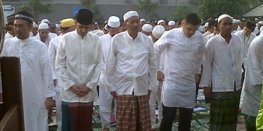Nazaruddin salat Ied di Rutan Cipinang