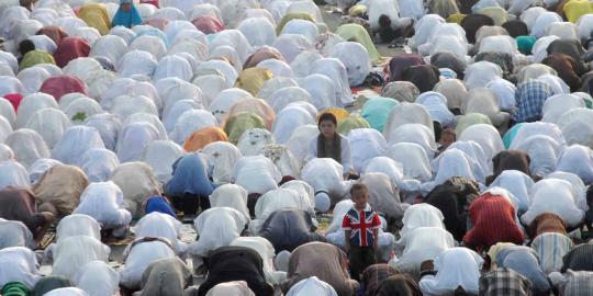 Melaksanakan salat Idul Fitri 1433 H