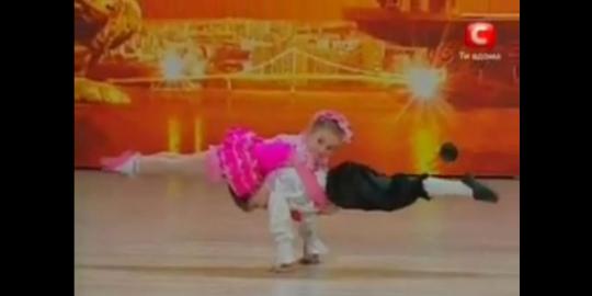 Video dua bocah pintar menari balet 