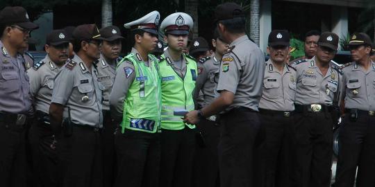 Apa hukuman untuk polisi yang salah gerebek?