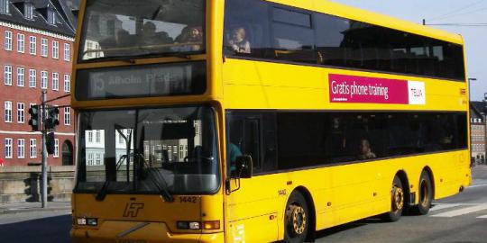 Memutar balik bus tingkat di jembatan sempit