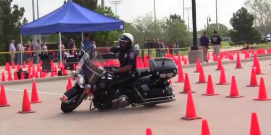 Polisi Amerika adu ketangkasan di atas kuda besi