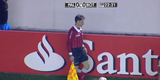 Wasit kena bola, penonton bersorak