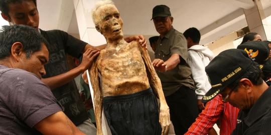 Ritual ganti pakaian mayat leluhur Toraja